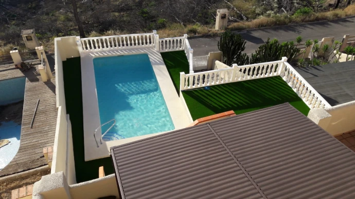 Foto desde arriba de piscina con balaustrada Plamar