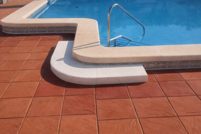 Foto de una piscina con la coronación (bordillo) de Plamar