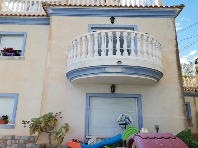 Foto de una casa con balaustrada en el balcón de Plamar