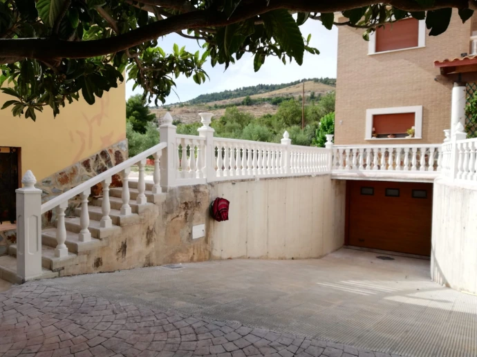 Foto de una casa con balaustrada en la escalera y bordeando el patio