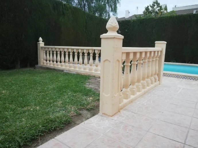 Foto de balaustre junto a piscina