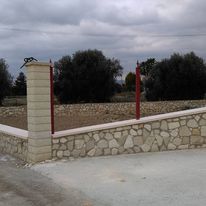 Foto de cubremuros sobre pared de piedra exterior