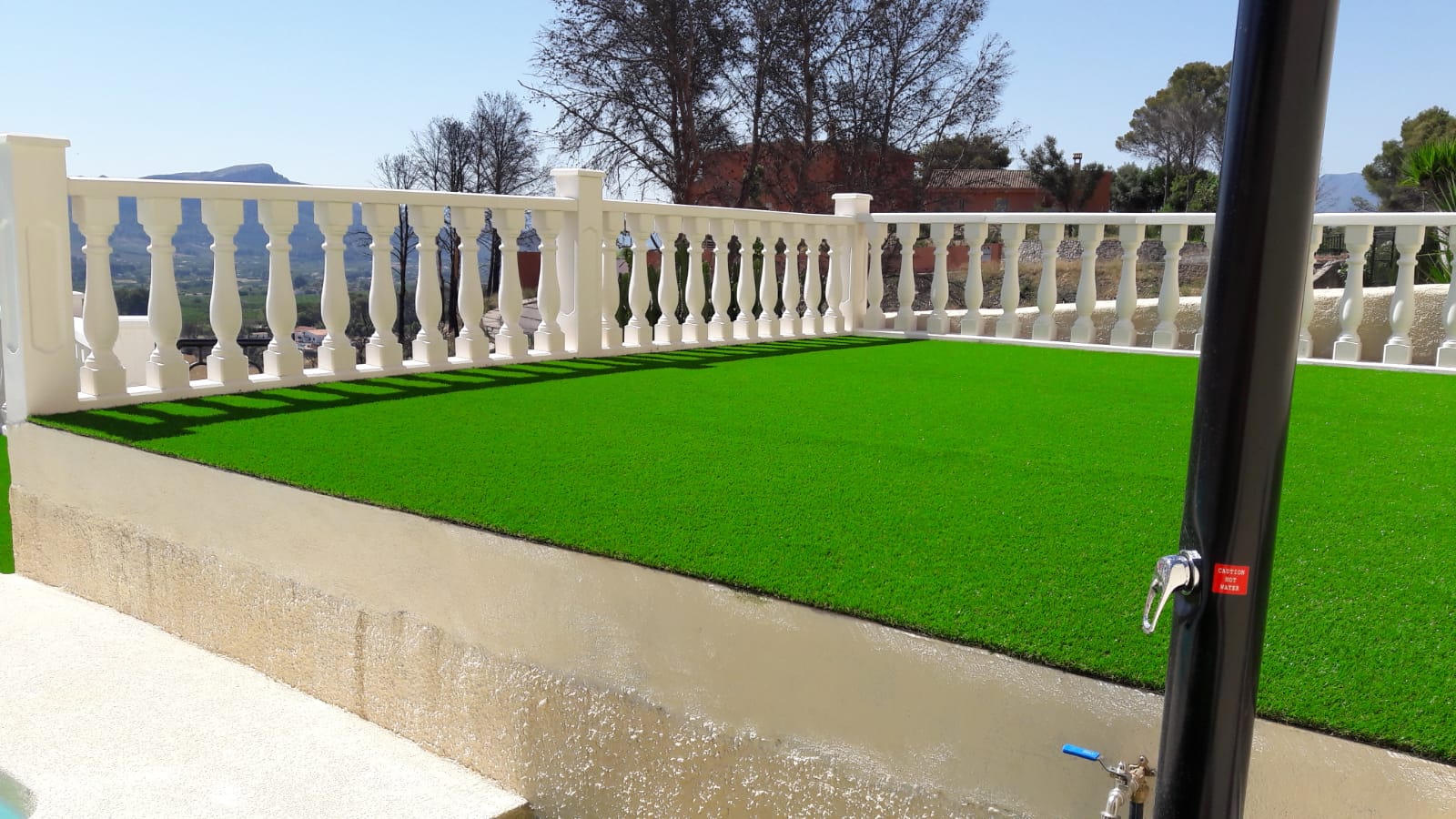 Foto de jardín bordeado con una balaustrada de Plamar
