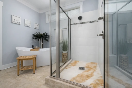 Ambiente de baño con plato de ducha de Plamar