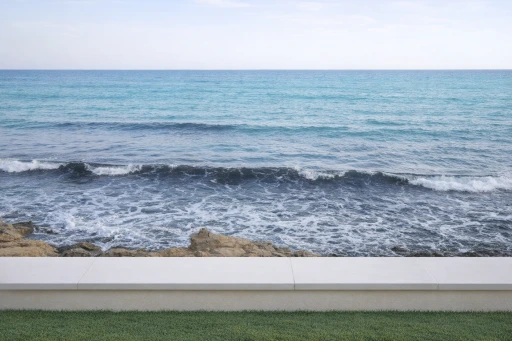 Foto de cubremuros de Plamar con el mar de fondo